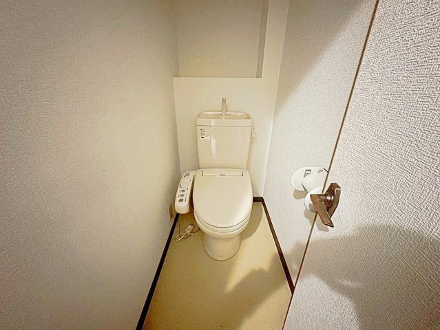 西京極前田町のトイレ|お気に入りのカバーやマット、スリッパを置いて快適空間に！（R8.4撮影）