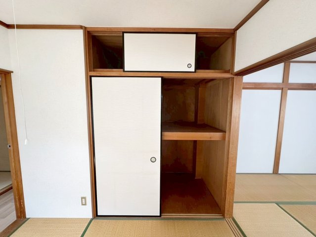 西京極前田町の和室|押入れは上段と下段に分かれた仕様です。収納ボックス等に分けると整理整頓がしやすい！（R8.4撮影）