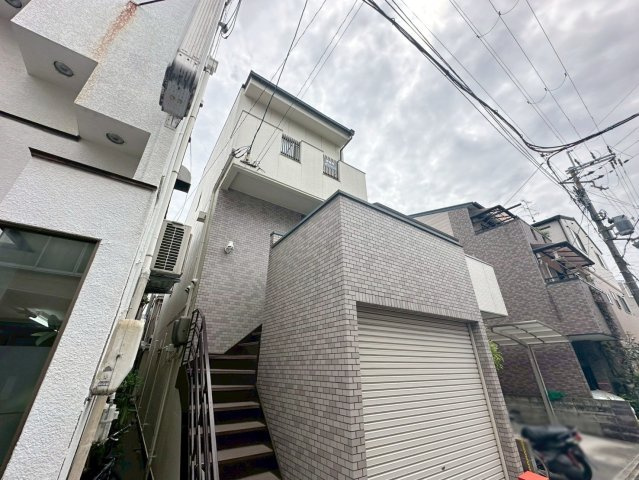 西京極前田町の外観|周辺施設が充実！徒歩10分圏内にはスーパーやコンビニなどのお買い物施設が揃っております。（R8.4撮影）
