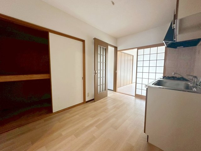 西京極前田町のキッチン|上段と下段に分かれた仕様収納スペースもございます！（R8.4撮影）