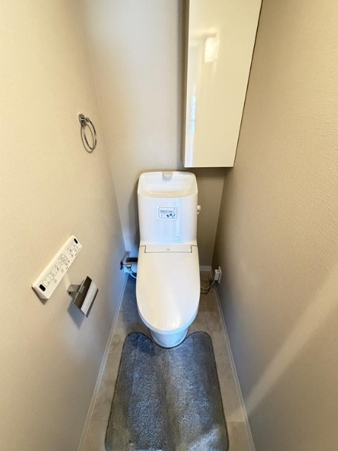 ユニハイム高槻のトイレ|温水洗浄便座を標準装備。衛生面に配慮し、使うたびに心地よさを実感いただける快適トイレ。小さなお子さまからご年配の方まで優しく暮らしに寄り添います