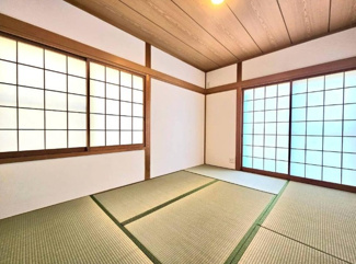 【和室】 | 東灘区鴨子ケ原２丁目　中古戸建 | 6帖の和室は畳表替、襖・障子貼替済。イグサの香りに癒されます