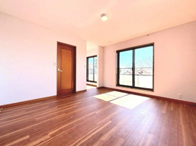 【洋室】 | 東灘区鴨子ケ原２丁目　中古戸建 | 9帖の2面彩光、南向きの洋室。隣の書斎は在宅ワークにも最適
