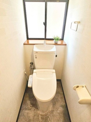 【トイレ】 | 東灘区鴨子ケ原２丁目　中古戸建 | トイレには快適な温水洗浄便座付き