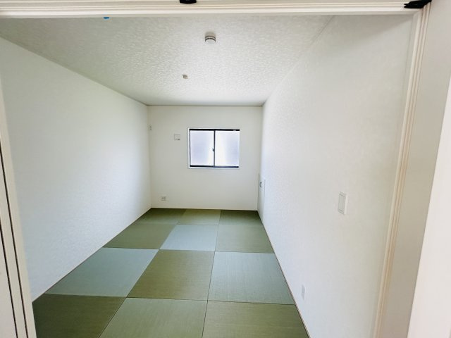 新築　前橋市青柳町第28　クレイドルガーデン　8号棟の和室|現地写真　リビング隣の和室はお子様の遊び部屋としてもちょうどいいですね♪							
