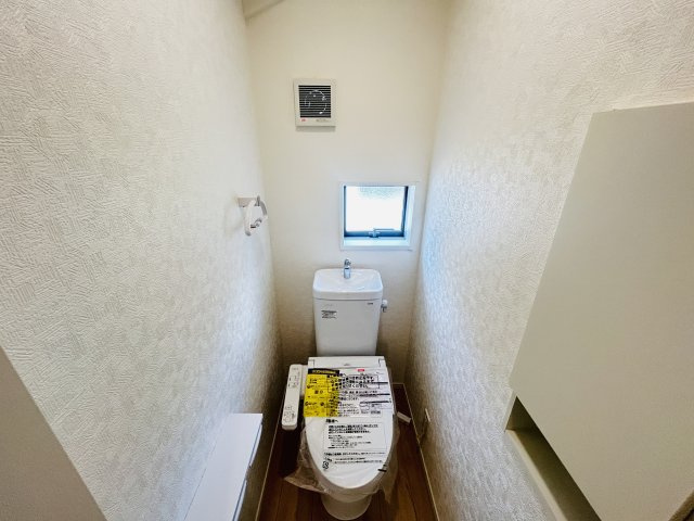 新築　前橋市青柳町第28　クレイドルガーデン　8号棟のトイレ|現地写真　節水タイプのウォシュレット付きトイレ、水道料節約に一役買います！
