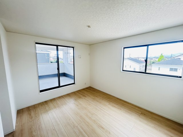 新築　前橋市青柳町第28　クレイドルガーデン　8号棟の洋室|現地写真　日当たりと風通しの良い二面採光♪						
					
					
			
					
				
					
					
