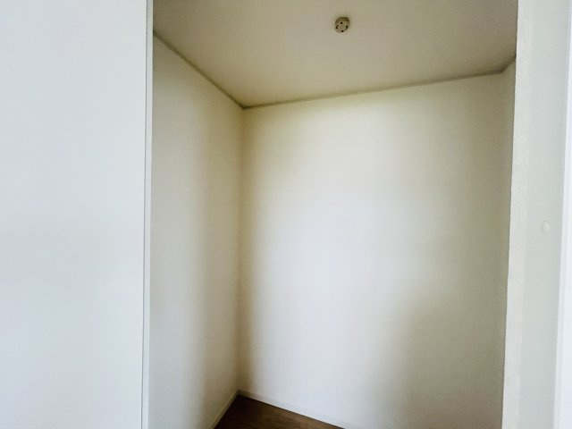 新築　前橋市青柳町第28　クレイドルガーデン　8号棟の収納|現地写真　主寝室の大型のウォークインクローゼットは収納ラクラク、お部屋スッキリ♪							

