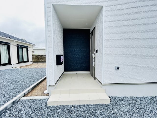 新築　前橋市青柳町第28　クレイドルガーデン　8号棟の玄関|現地写真　ポストと一体型のTVモニターホンでセキュリティ安心！
