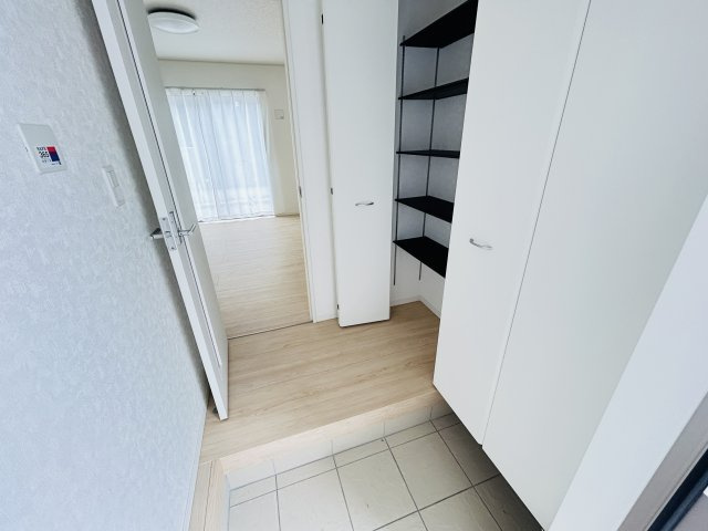 新築　前橋市青柳町第28　クレイドルガーデン　8号棟の玄関|現地写真　約３０足収納できる下駄箱は中で段の高さを調節できるのでブーツ等もきっちりしまえます！
