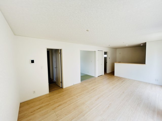 新築　前橋市青柳町第28　クレイドルガーデン　8号棟の居間・リビング|現地写真　家族の会話が弾む対面キッチン。お子様の様子も確認できて安心ですね。



