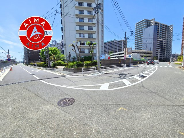 スカイハイツ和白ヶ丘東館の外観|前面道路含む現地写真です。
