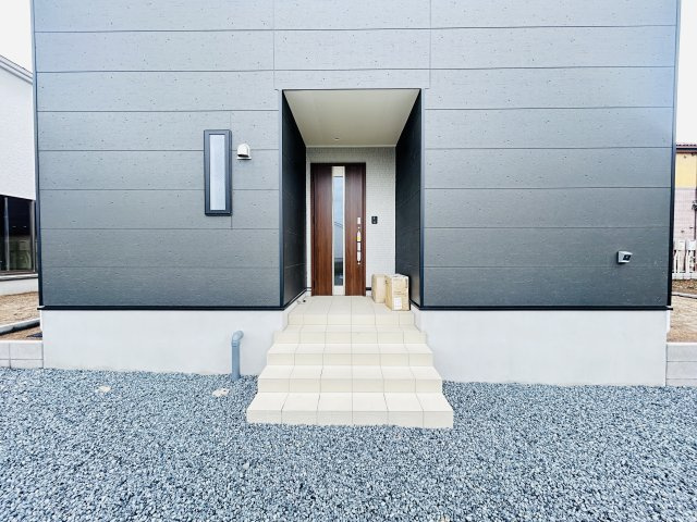 新築　前橋市青柳町第28　クレイドルガーデン　9号棟の玄関|現地写真　ポストと一体型のTVモニターホンでセキュリティ安心！
