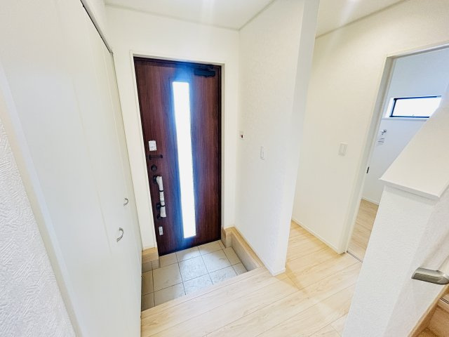 新築　前橋市青柳町第28　クレイドルガーデン　9号棟の玄関|現地写真　約３０足収納できる下駄箱は中で段の高さを調節できるのでブーツ等もきっちりしまえます！
