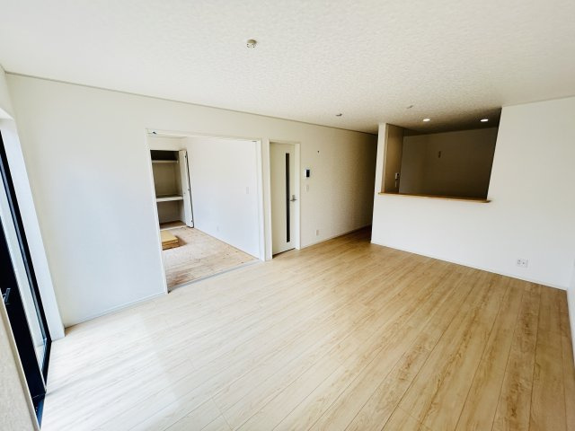 新築　前橋市青柳町第28　クレイドルガーデン　9号棟の居間・リビング|現地写真　家族の会話が弾む対面キッチン。お子様の様子も確認できて安心ですね。



