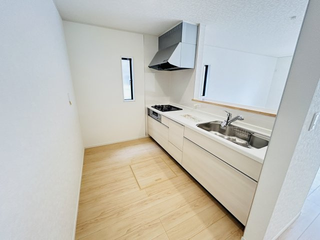 新築　前橋市青柳町第28　クレイドルガーデン　9号棟のキッチン|現地写真　間口2550ｍｍで作業スペースも広々！換気扇も汚れが付きにくくお掃除がし易い設計です。
