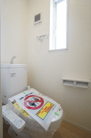クレイドルガーデン常滑市保示町第２　１号棟のトイレ|1階2階にトイレがあり、お掃除しやすい機能や工夫が満載。スッキリコンパクトなシャワートイレで温水洗浄便座で冬は暖かく快適です