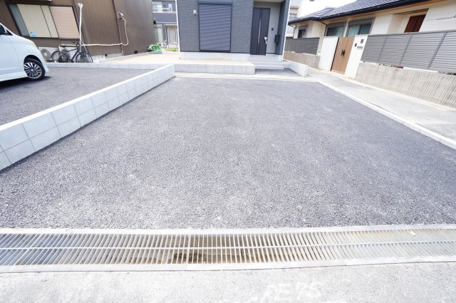 クレイドルガーデン常滑市保示町第２　１号棟の駐車場|東側駐車スペース2台可能！西側にも1台分の駐車スペースあり！