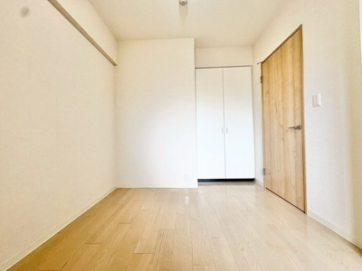 【寝室】 | 藤和シティホームズ吹田駅前 | 現在ご返済中のカーローン・カードローン・教育ローンなどを住宅ローンに一本化したり、家具家電購入費用・引越し費用を住宅ローンと組み合わせるなど、お客さまにメリットの多い住宅ローンのご提案が可能です。