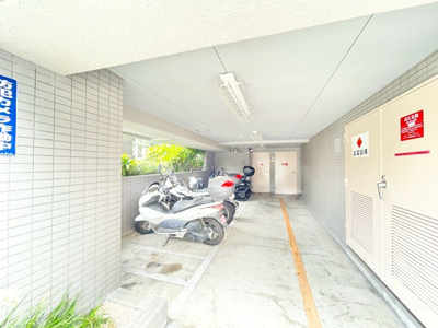 【駐輪場】 | 藤和シティホームズ吹田駅前 | 現在ご返済中のカーローン・カードローン・教育ローンなどを住宅ローンに一本化したり、家具家電購入費用・引越し費用を住宅ローンと組み合わせるなど、お客さまにメリットの多い住宅ローンのご提案が可能です。