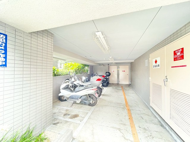 【駐輪場】 | 藤和シティホームズ吹田駅前 | 現在ご返済中のカーローン・カードローン・教育ローンなどを住宅ローンに一本化したり、家具家電購入費用・引越し費用を住宅ローンと組み合わせるなど、お客さまにメリットの多い住宅ローンのご提案が可能です。
