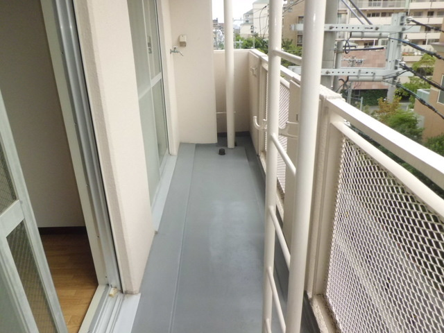 ドルフ西岡本のバルコニー