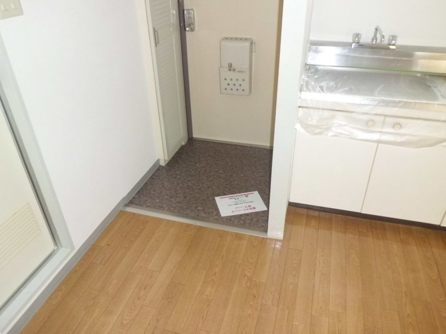 ドルフ西岡本の玄関