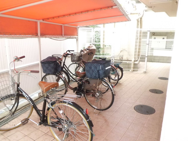 ドルフ西岡本の駐車場