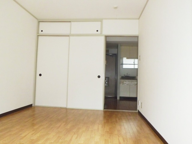 ドルフ西岡本の居間・リビング