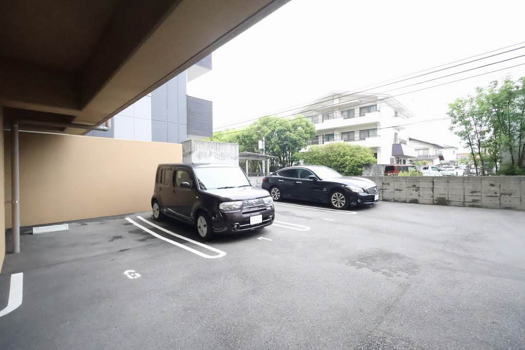 Gold Court楽々園の駐車場