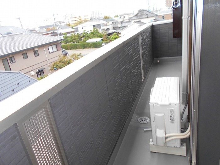 グレイス　A棟のバルコニー|外からの目が気にならないバルコニーで洗濯物が干せます