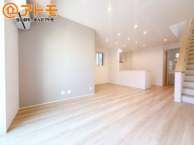 【居間・リビング】 | 沼津市江原町Ⅱ　分譲住宅　2号棟 | 広々と開放的なLDKは、家族が自然と集まる広さ♪お子様のリビング学習にもピッタリ♪