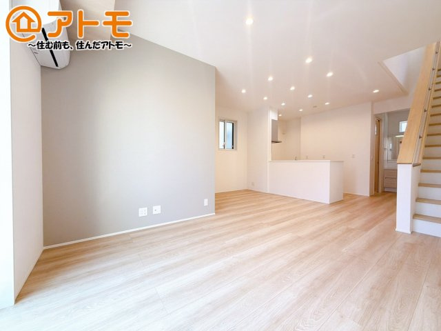【居間・リビング】 | 沼津市江原町Ⅱ　分譲住宅　2号棟 | 広々と開放的なLDKは、家族が自然と集まる広さ♪お子様のリビング学習にもピッタリ♪