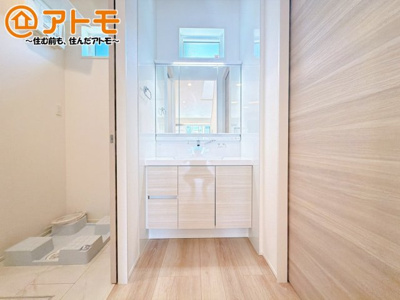 【独立洗面台】 | 沼津市江原町Ⅱ　分譲住宅　2号棟 | 洗面所って朝に混み合いませんか？広々とした脱衣所、３面鏡の独立洗面台で朝の時間を少しお手伝い♪