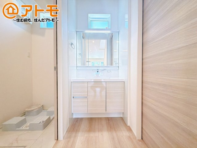 【独立洗面台】 | 沼津市江原町Ⅱ　分譲住宅　2号棟 | 洗面所って朝に混み合いませんか？広々とした脱衣所、３面鏡の独立洗面台で朝の時間を少しお手伝い♪