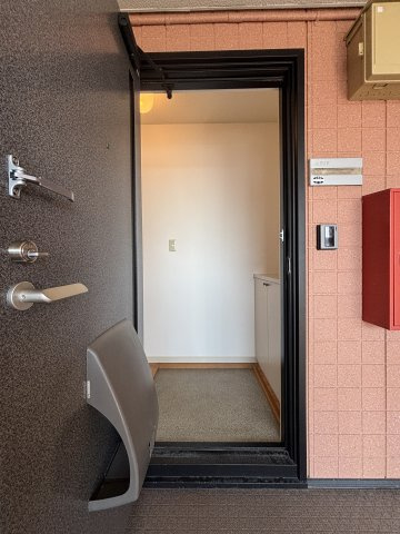 サングリーンA棟の玄関|イメージ202号室の写真（反転あり）