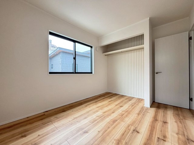ダイマルタウン　岐阜市茜部菱野第3　全4区画分譲の洋室|全居室に大型収納を設置。窓ガラスは断熱性能や結露防止効果の高いLOW-E複層ガラスを採用しています。
