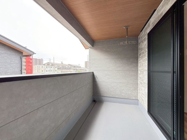 ダイマルタウン　岐阜市茜部菱野第3　全4区画分譲のバルコニー|バルコニーは南向きで洗濯物もよく乾きます！強度と表面積硬度を持つFPRで防水しています。