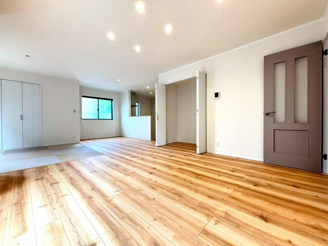 ダイマルタウン　岐阜市茜部菱野第3　全4区画分譲の居間・リビング|シンプルで温かみのあるナチュラルテイストのリビングダイニング。広々設計でゆとりのある空間です。