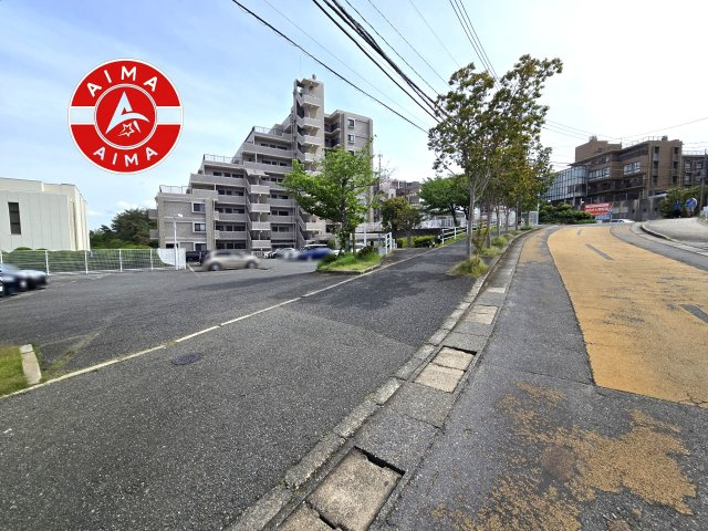 ベルヴィ香椎十番館の外観|前面道路含む現地写真です。