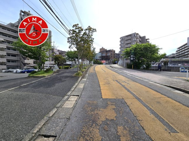 ベルヴィ香椎十番館の外観|前面道路含む現地の写真です。