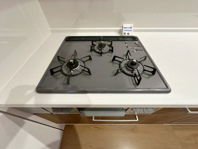 大枝中山町のキッチン|３口コンロで同時調理が可能になり、家事効率の向上が期待できます！（R8.4撮影）