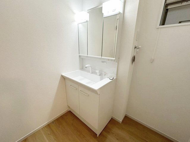 大枝中山町の独立洗面台|ミラーキャビネットのため、メイク用品や洗顔小物などのスッキリ収納できちゃいます！（R8.4撮影）