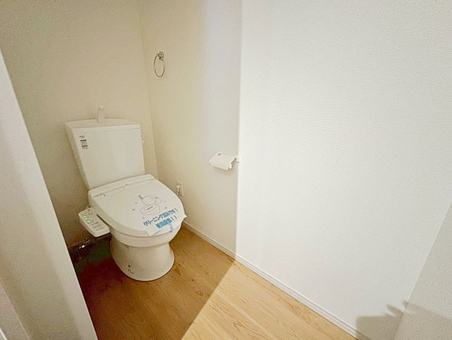 大枝中山町のトイレ|多機能なウォシュレット付！温かい便座でホッと一息つけちゃう至福の空間に。（R8.4撮影）