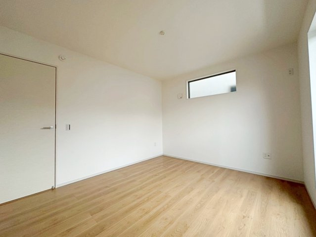 大枝中山町の洋室|木目の自然な模様や落ち着きある色味が、お部屋に温かみをもたらします。壁紙は白を基調としており、インテリアプランも考えやすいシンプルな仕上がりです。（R8.4撮影）