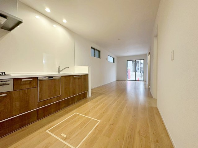 大枝中山町の居間・リビング|壁付キッチンは壁に沿ってキッチンを配置している為、他のスペースを有効活用できちゃいます！（R8.4撮影）