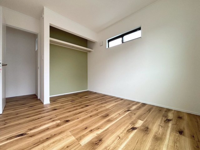 ダイマルタウン　岐阜市茜部菱野第3　全4区画分譲の洋室|全居室に大型収納を設置。窓ガラスは断熱性能や結露防止効果の高いLOW-E複層ガラスを採用しています。