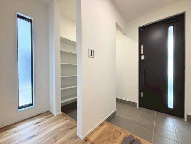 ダイマルタウン　岐阜市茜部菱野第3　全4区画分譲の玄関|シューズ収納付きで玄関周りもすっきり！玄関ドアからの光が玄関ホールを明るくしてくれます。