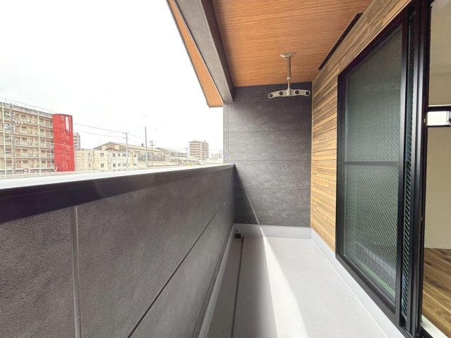 ダイマルタウン　岐阜市茜部菱野第3　全4区画分譲のバルコニー|バルコニーは南向きで洗濯物もよく乾きます！強度と表面積硬度を持つFPRで防水しています。