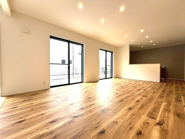 ダイマルタウン　岐阜市茜部菱野第3　全4区画分譲の居間・リビング|シンプルで温かみのあるナチュラルテイストのリビングダイニング。広々設計でゆとりのある空間です。